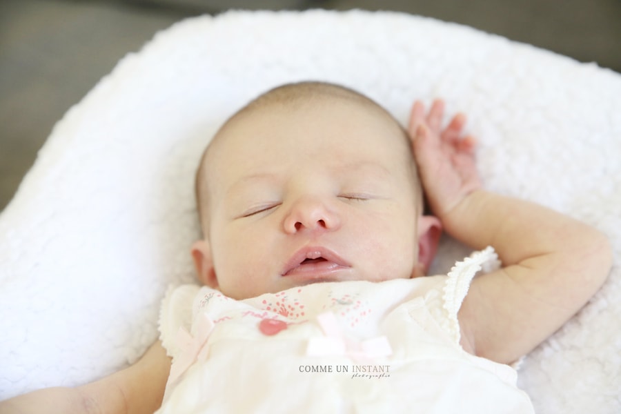reportage photographe pour bebe - nouveau né studio - bébé - petites mains - nouveau né en train de dormir - photographe a domicile nouveau né