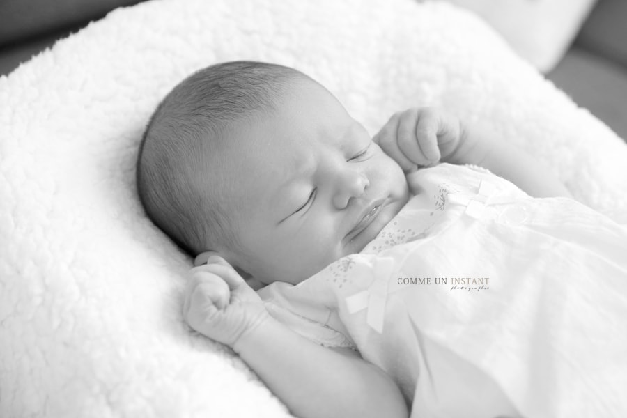 bébé - noir et blanc - photographe nouveau né studio - photographie nouveau né en train de dormir - photographe pro de nouveau ne - photographe a domicile petites mains - shooting nouveau né