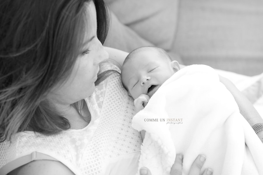 nouveau né en train de dormir, photographe famille, nouveau né, famille studio, bébé, noir et blanc, reportage photographe bebes
