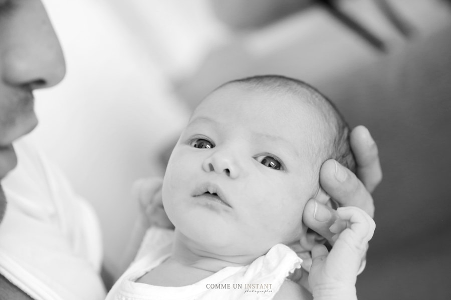 noir et blanc, reportage photographe bebe, nouveau né, famille, photographe bébé, famille studio, nouveau né studio