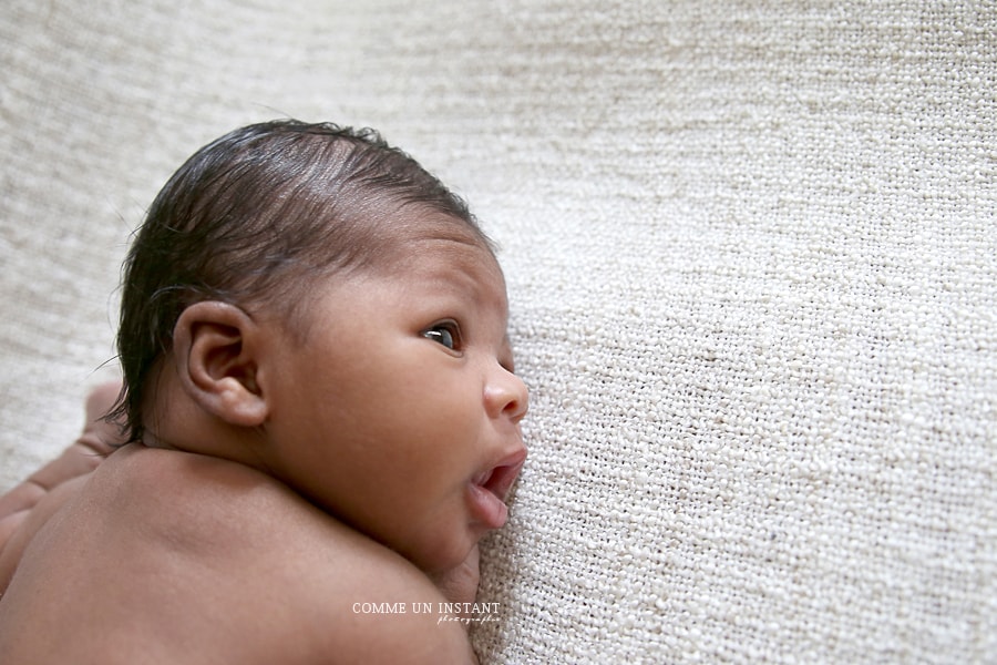 bébé peau noire - reportage photographe nouveau né - photographe a domicile pour nouveau ne - reportage photographe nouveau né studio - shooting à domicile bébé