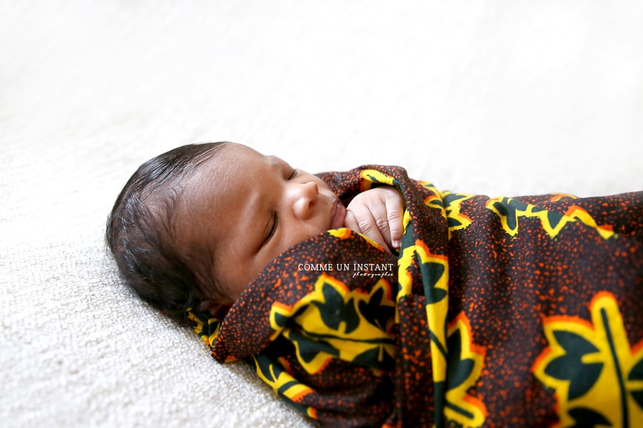 bébé peau noire, nouveau né, reportage photographe bebes sur Paris 75 proche de la Tour Eiffel, de l'Arc de Triomphe et des Tuileries, photographe professionnelle bébé, bébé métis, photographie nouveau né en train de dormir, bébé en train de dormir, nouveau né studio