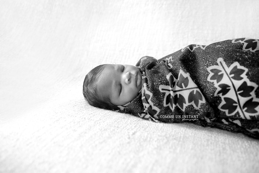 photographe professionnelle nouveau né - nouveau né en train de dormir - shooting à domicile bébé en train de dormir - reportage photographe nouveau né studio - bébé peau noire - shooting bebe - photographe professionnelle bébé studio - bébé - noir et blanc