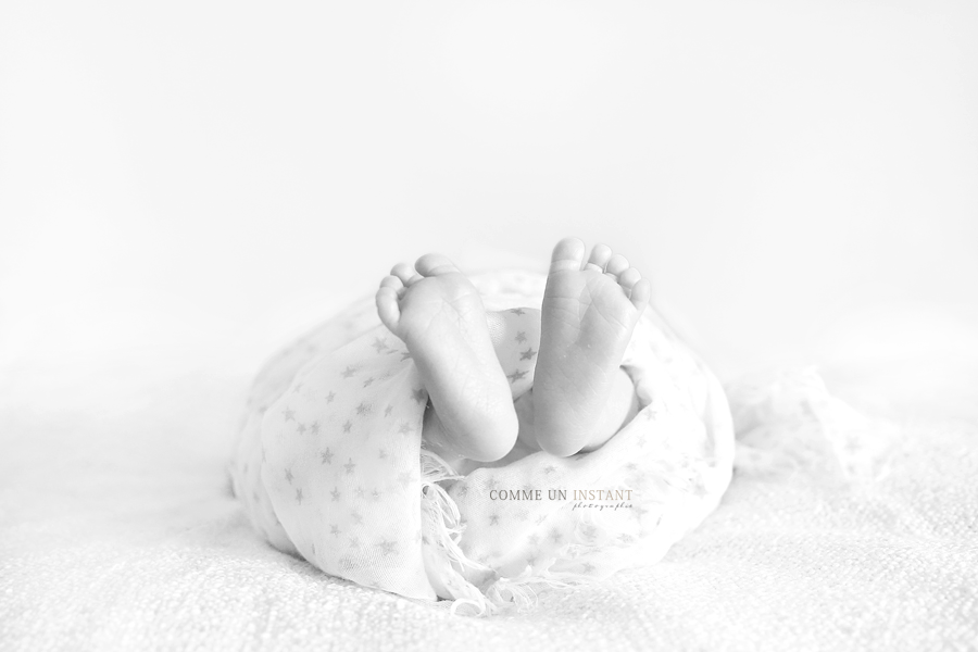 photographe noir et blanc, petits pieds, petit peton, nouveau né studio, shooting bebes sur Paris 75 du côté de l'Arc de Triomphe, du Pont Alexandre III et de la Tour Eiffel, bébé studio, bébé en train de dormir