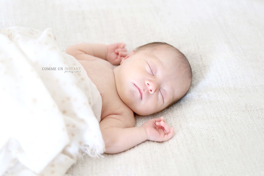 photographe à domicile bébé en train de dormir - photographe pro nouveau né en train de dormir - shooting à domicile nouveaux nes en plein coeur de Saint Cloud (92210 Hauts de Seine 92) - nouveau né studio