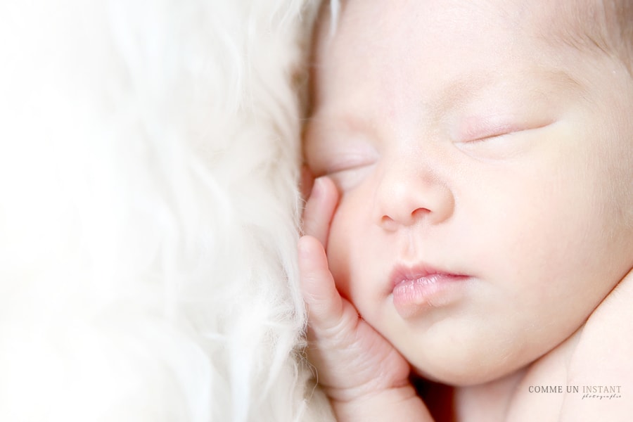 photographe pro nouveau né en centre ville de Paris 75 tout près du Pont Alexandre III, des Champs Elysées et de l'Opéra, bébé en train de dormir, nouveau né studio, shooting nouveau né en train de dormir, bébé studio