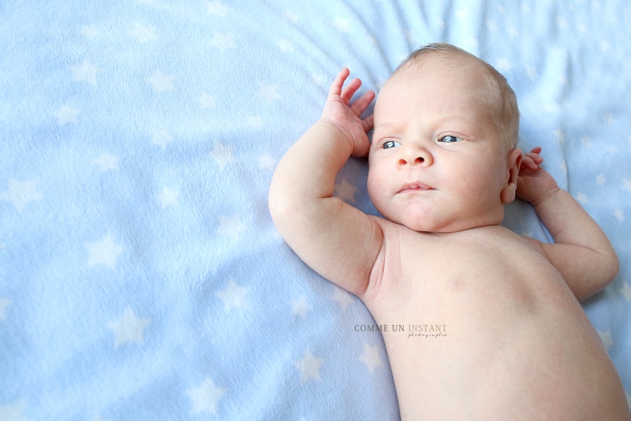bébé aux yeux bleus - photographe pro nouveau né studio - nouveau né - bébé - photographe à domicile de bebes