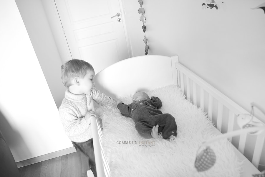 photographie noir et blanc, nouveau né en train de dormir, photographe à domicile nouveau né, shooting à domicile de bebes
