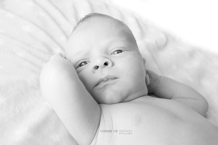 shooting à domicile pour bébés en centre ville de Neuilly sur Seine (92200 Hauts de Seine 92) et sa région - nouveau né studio - nouveau né - noir et blanc