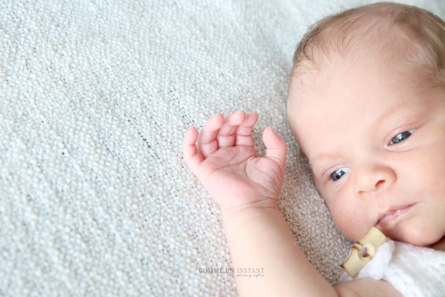 nouveau né studio, nouveau né, photographe a domicile bébés à Paris (75000 Paris 75) et sa région, bébé aux yeux bleus