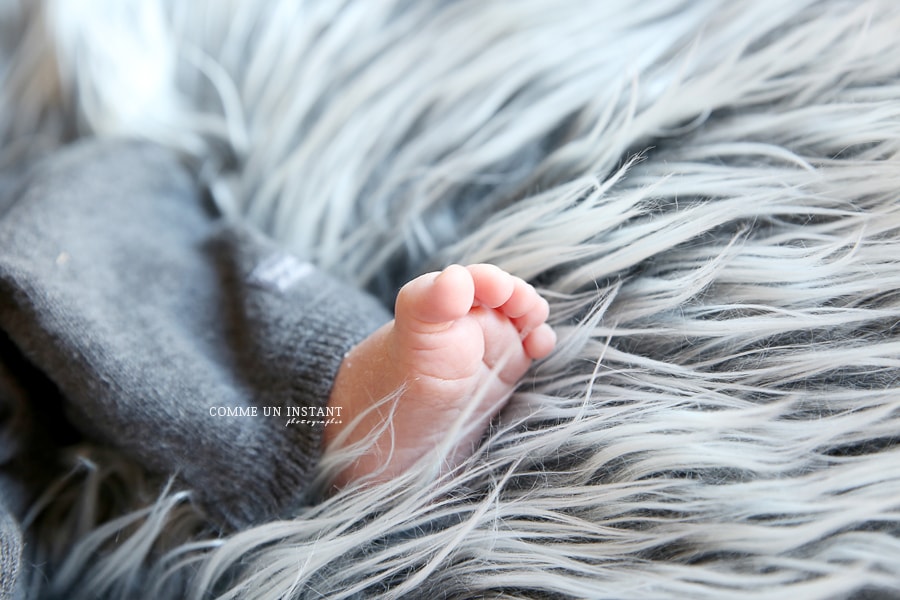 photographe à domicile pour nouveaux nés en centre ville de Paris (75000 Paris 75) - nouveau né - petits pieds, petit peton - photographe à domicile nouveau né studio