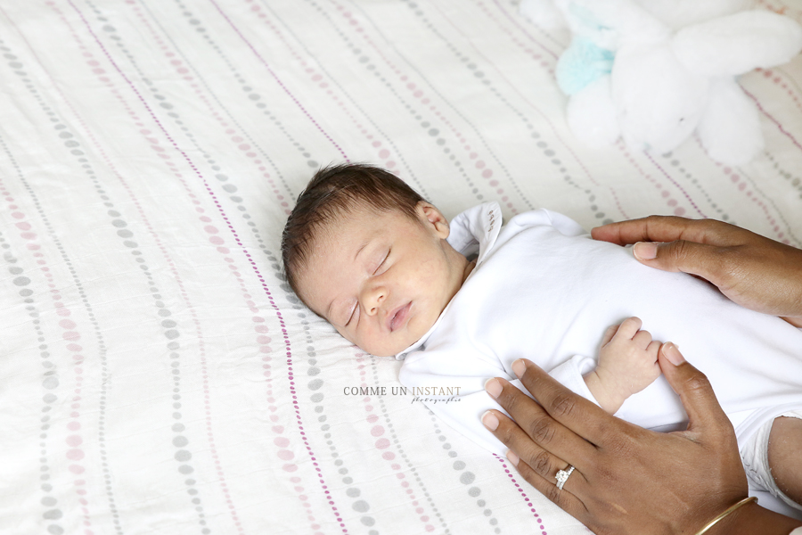 nouveau né - bébé en train de dormir - famille métis - photographe a domicile de bébé en centre ville de Paris 75 au niveau de la cathédrale Notre Dame et de la Concorde - bébé - photographe pro bébé studio - shooting famille studio - photographe a domicile bébé métis - photographe nouveau né en train de dormir - photographe à domicile nouveau né studio