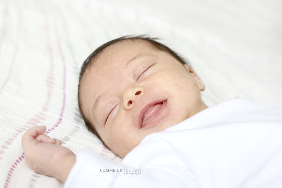 bébé, nouveau né en train de dormir, photographe à domicile nouveau né, bébé métis, bébé en train de dormir, nouveau né studio, photographe pro de bebes en centre ville de Saint Germain en Laye (78100 Yvelines 78)