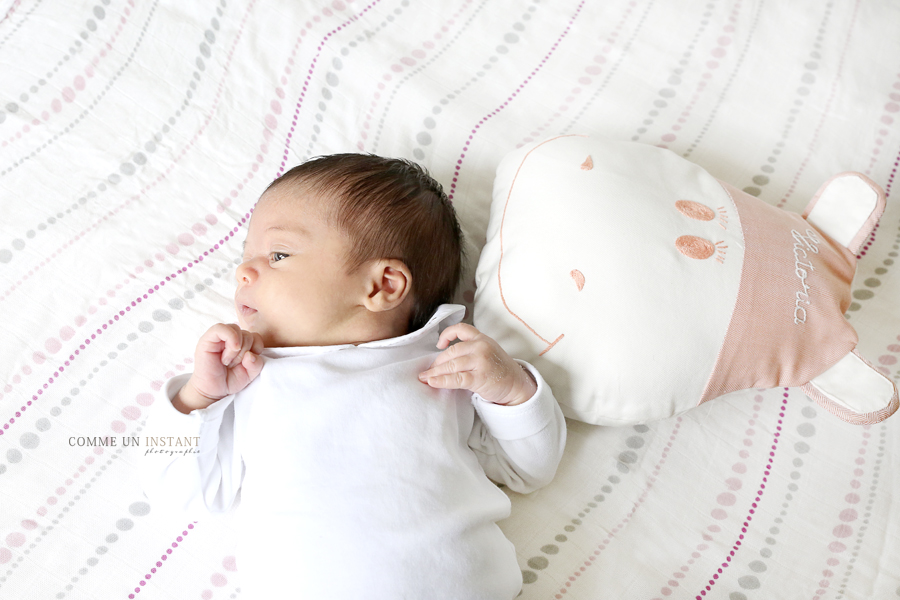 photographe à domicile enfant métis, bébé métis, bébé peau noire, photographe a domicile bébé studio, nouveau né studio, nouveau né, reportage photographe nouveau né en train de dormir, photographe nouveaux nes sur Paris 75 et sa région proche du Panthéon et des Champs de Mars, bébé