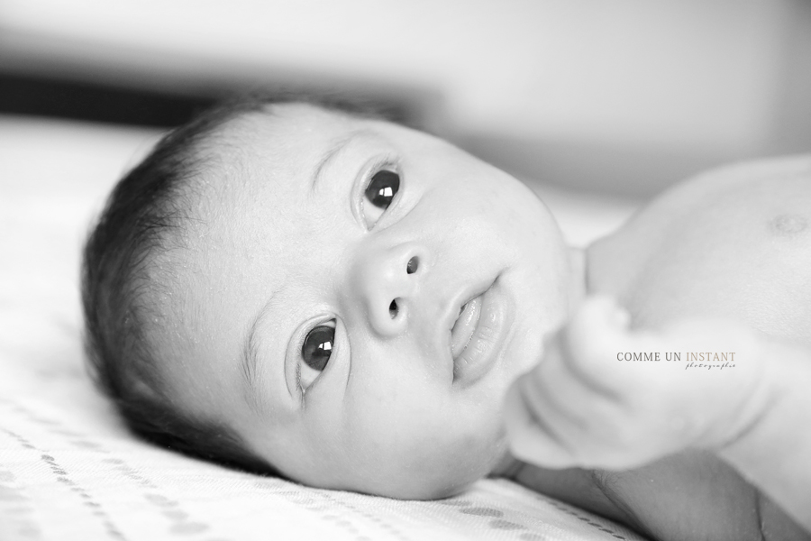 nouveau né, photographe à domicile de nouveaux nés sur Alfortville (94140 Val de Marne 94), shooting bébé, shooting nouveau né studio, noir et blanc, bébé métis