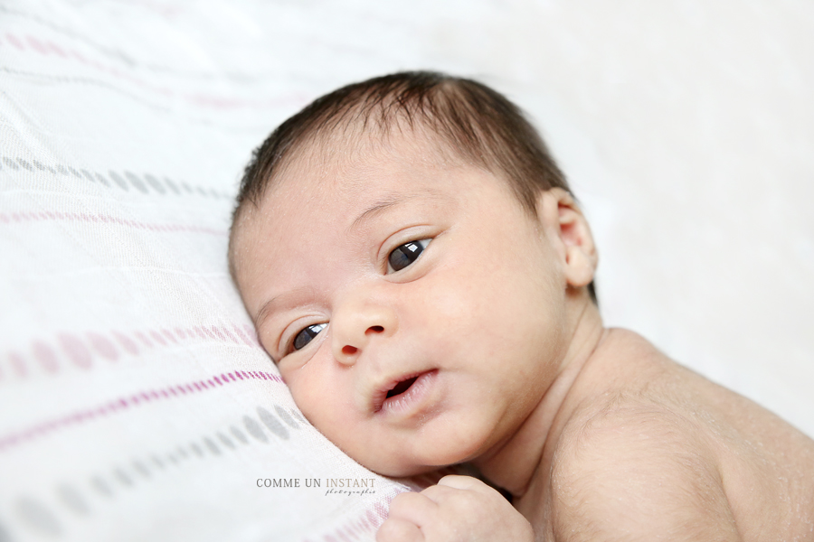 nouveau né - photographe de bébés en plein coeur de Paris 75 tout près de l'Arc de Triomphe et des Invalides - bébé métis - nouveau né studio - bébé