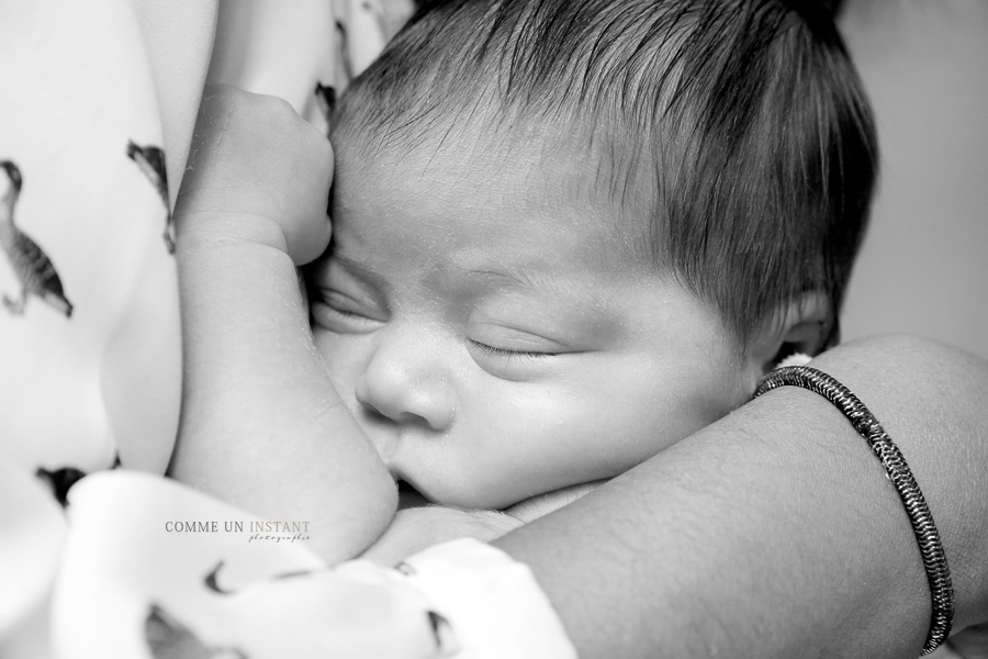 famille métis - photographe à domicile famille studio - photographe à domicile nouveau né - nouveau né en train de dormir - bébé peau noire - nouveau né studio - shooting de nouveau né sur Paris 75 et sa région au niveau de la Concorde, du Pont Alexandre III et de la cathédrale Notre Dame - bébé en train de dormir - photographe a domicile enfant métis - photographe noir et blanc - bébé métis - photographe professionnelle bébé