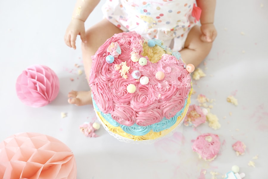 photographe smash cake à Châtillon (92320 Hauts de Seine 92) - bébé studio - anniversaire - photographie smashing the cake - gâteau smash the cake - bébé - bébé asiatique - 1er anniversaire bébé