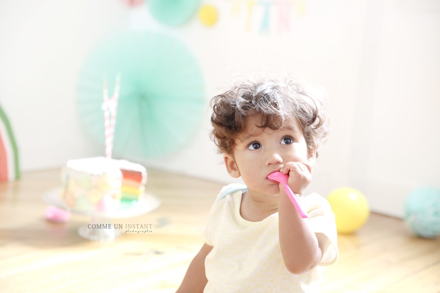 gâteau smash the cake, bébé, shooting smashing the cake, anniversaire, photographe a domicile 1er anniversaire bébé, photographe a domicile pour smashing the cake à Maisons Alfort (94700 Val de Marne 94) et sa région, photographie rainbow cake