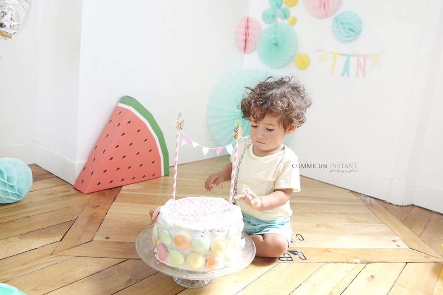 smashing the cake - bébé - rainbow cake - gâteau smash the cake - shooting de smash the cake en centre ville de Puteaux (92800 Hauts de Seine 92) - 1er anniversaire bébé - reportage photographe anniversaire