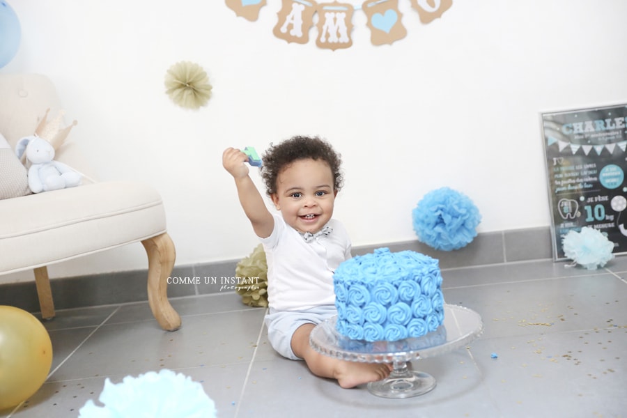 bébé peau noire, enfant métis, shooting à domicile rainbow cake, photographe a domicile smashing the cake en centre ville de Vincennes (94300 Val de Marne 94) et sa région, smashing the cake, photographe a domicile bébé métis, anniversaire, photographe a domicile bébé, gâteau smash the cake, shooting 1er anniversaire bébé