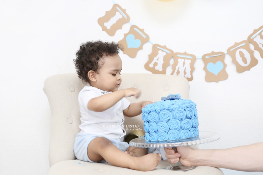 photographe 1er anniversaire bébé, enfant métis, photographie anniversaire, bébé, bébé métis, smashing the cake, shooting bébé peau noire, gâteau smash the cake, photographie rainbow cake, photographe a domicile pour anniversaire smash the cake sur Cergy Pontoise (95100 Val d'Oise 95) et sa région