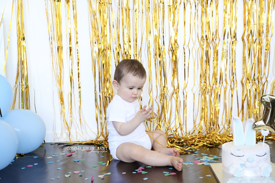 photographe bébé en train de jouer, photographe à domicile smashing the cake, photographie enfant, shooting anniversaire, shooting à domicile de smashing cake, bébé studio, gâteau smash the cake, photographe à domicile bébé, enfant studio