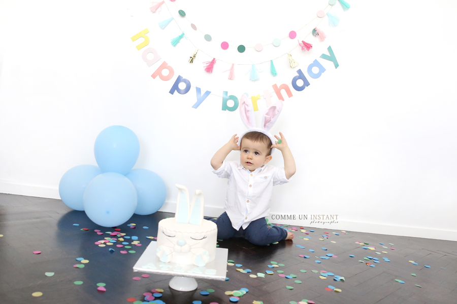 gâteau smash the cake - photographe professionnelle anniversaire - reportage photographe enfant - bébé studio - photographe à domicile smashing the cake - enfant studio - reportage photographe bébé en train de jouer - enfant en train de jouer - photographe pour 1er anniversaire a Paris (75000 Paris 75) et sa région - bébé