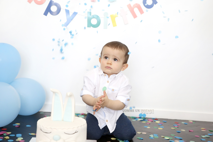 smashing the cake, bébé en train de jouer, enfant, photographe a domicile anniversaire, photographie bébé studio, reportage photographe de 1er anniversaire smash the cake, bébé, enfant studio