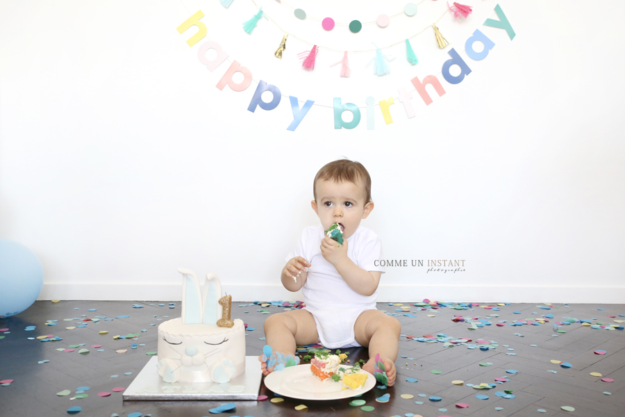 shooting à domicile smashing the cake - anniversaire - photographie enfant studio - shooting à domicile bébé en train de jouer - bébé - photographe pro bébé studio - enfant - photographie de 1er anniversaire smash the cake à Vincennes (94300 Val de Marne 94) et sa région - gâteau smash the cake