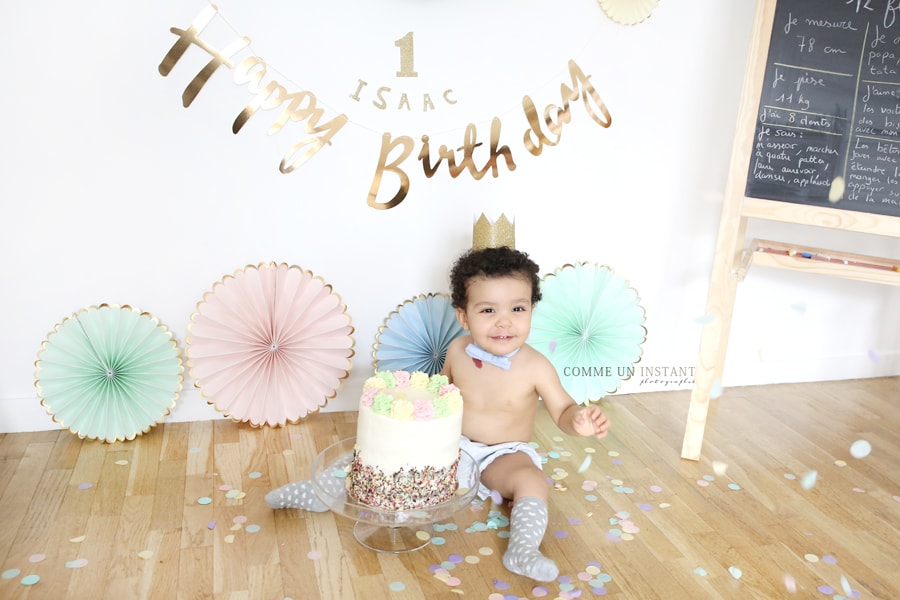 enfant - gâteau smash the cake - photographe smashing the cake - shooting bébé - photographe professionnelle enfant studio - photographe a domicile bébé studio - bébé métis - photographe pro pour smash cake - shooting 1er anniversaire bébé - photographe à domicile anniversaire - shooting enfant métis - photographe professionnelle rainbow cake