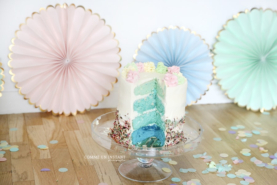 rainbow cake - smashing the cake - photographe pro de smash cake - photographe professionnelle bébé - photographie 1er anniversaire bébé - anniversaire