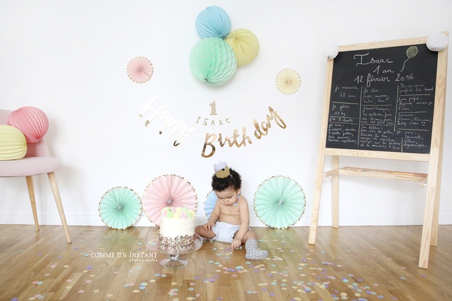 shooting pour smash cake en plein coeur de Versailles (78000 Yvelines 78) et sa région, enfant, enfant studio, photographe professionnelle bébé studio, enfant métis, shooting anniversaire, shooting à domicile 1er anniversaire bébé, gâteau smash the cake, photographe a domicile bébé, smashing the cake, photographe pro rainbow cake, bébé métis