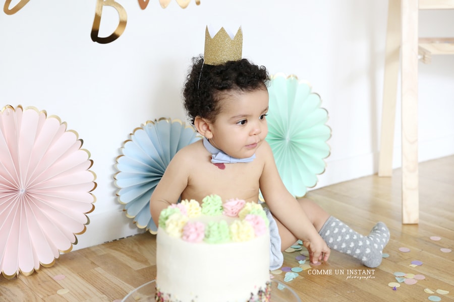 smashing the cake - shooting à domicile gâteau smash the cake - 1er anniversaire bébé - enfant - photographie anniversaire - enfant studio - rainbow cake - photographe pro de smashing cake - bébé studio - shooting bébé métis - bébé - enfant métis