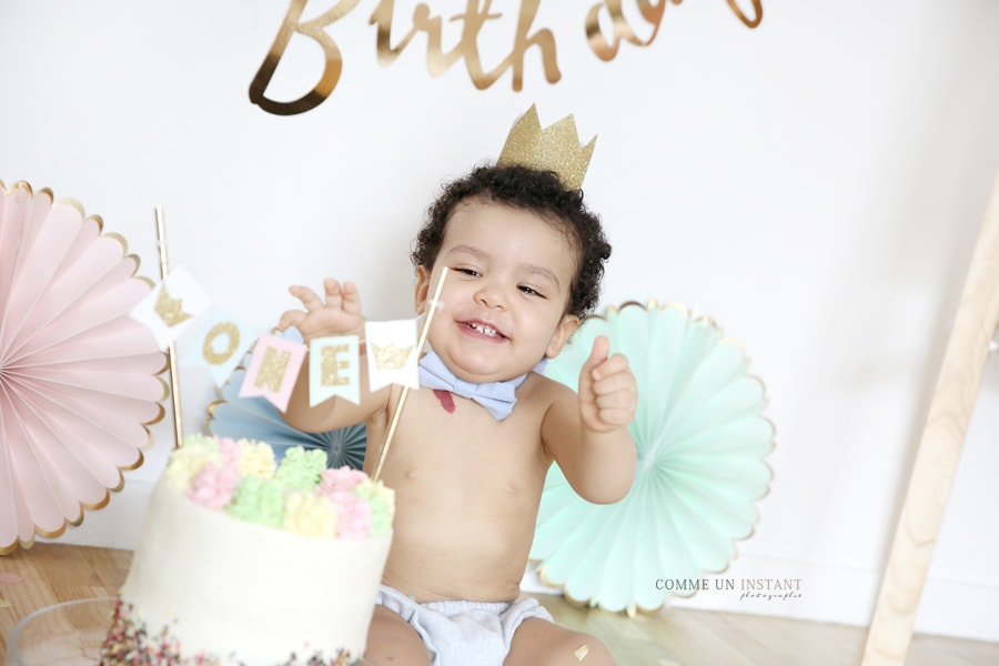 photographe enfant studio, photographe a domicile rainbow cake, photographie bébé studio, bébé métis, shooting à domicile 1er anniversaire en plein coeur de Versailles (78000 Yvelines 78), photographe a domicile 1er anniversaire bébé, gâteau smash the cake, enfant métis, photographe enfant, reportage photographe anniversaire, shooting smashing the cake, shooting bébé