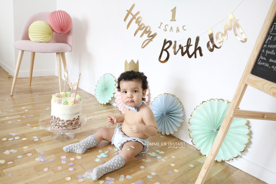 enfant, enfant studio, gâteau smash the cake, bébé, enfant métis, bébé métis, anniversaire, smashing the cake, photographe à domicile pour smash cake a Maisons Alfort (94700 Val de Marne 94) et sa région, photographie 1er anniversaire bébé, shooting à domicile bébé studio, photographe a domicile rainbow cake