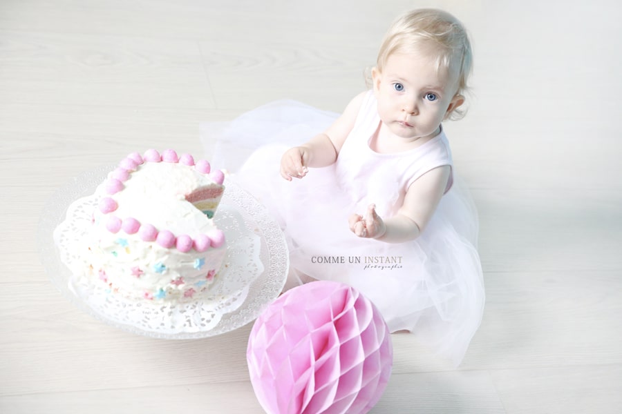 photographe enfant en train de jouer - photographie enfant studio - enfant - photographe a domicile pour anniversaire smash the cake en centre ville de Paris (75000 Paris 75) et sa région - photographie smashing the cake - amour - jumeaux / jumelles - bébé en train de jouer - photographe a domicile rainbow cake - bébé aux yeux bleus - gâteau smash the cake - shooting 1er anniversaire bébé - bébé studio - bébé