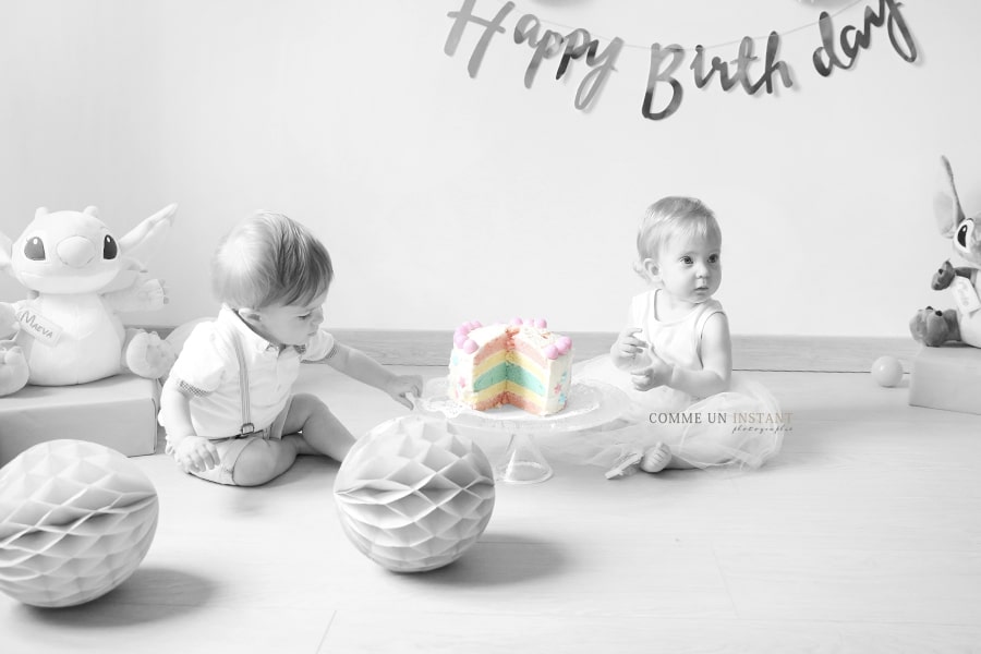 reportage photographe gâteau smash the cake - enfant studio - photographe couleur isolée - photographe pro amour - shooting à domicile rainbow cake - jumeaux / jumelles - photographe bébé aux yeux bleus - smashing the cake - enfant - photographie de anniversaire smash the cake - photographe pro 1er anniversaire bébé - photographe à domicile bébé en train de jouer - bébé studio - bébé