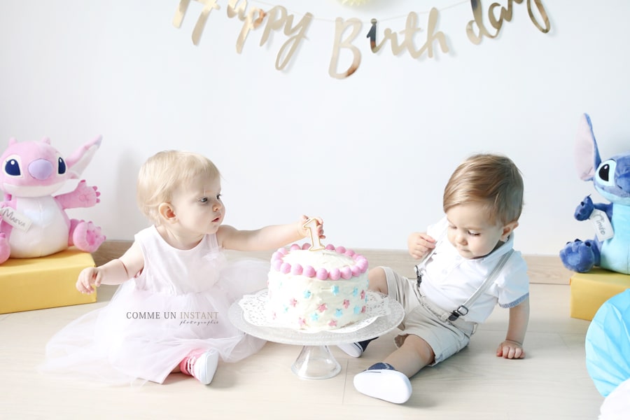 enfant studio, photographe professionnelle enfant en train de jouer, enfant, photographe bébé en train de jouer, photographie jumeaux / jumelles, reportage photographe bébé aux yeux bleus, photographe pro amour, smashing the cake, bébé, bébé studio, 1er anniversaire bébé, photographe professionnelle de smash cake