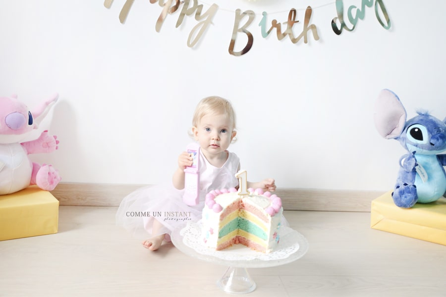 reportage photographe enfant studio, bébé en train de jouer, smashing the cake, 1er anniversaire bébé, photographie gâteau smash the cake, photographie amour, reportage photographe rainbow cake, bébé aux yeux bleus, photographe pro 1er anniversaire, enfant, bébé studio, photographe pro enfant en train de jouer, shooting à domicile jumeaux / jumelles, bébé