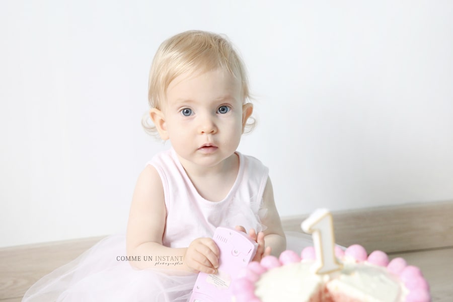 bébé studio, shooting jumeaux / jumelles, shooting enfant studio, shooting enfant en train de jouer, photographie de 1er anniversaire en centre ville de Paris (75000 Paris 75) et sa région, rainbow cake, shooting à domicile 1er anniversaire bébé, reportage photographe smashing the cake, photographe pro bébé, bébé aux yeux bleus, enfant, amour, photographe a domicile gâteau smash the cake, bébé en train de jouer