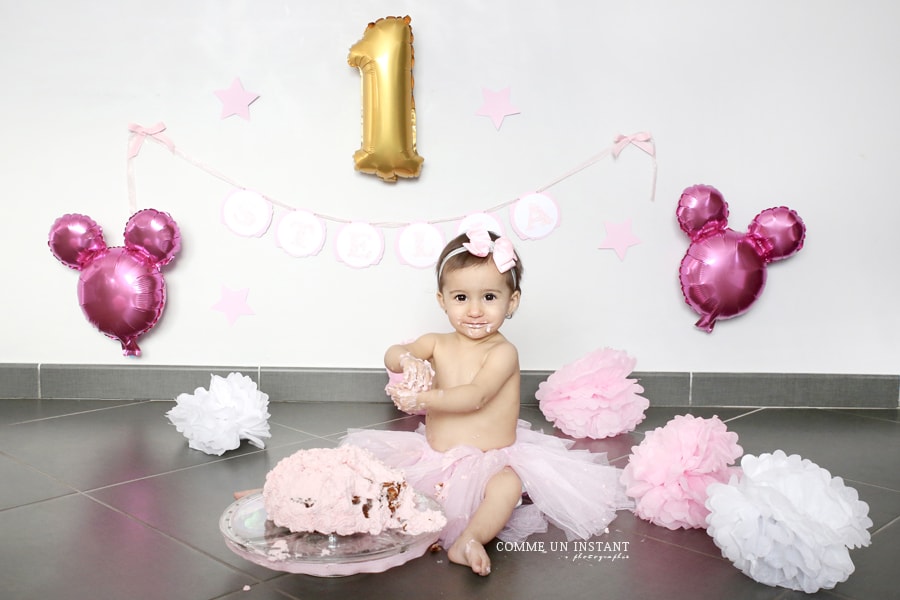 photographe professionnelle enfant studio - photographie bébé studio - anniversaire - photographe a domicile smash the cake sur Saint-Maur des Fossés (94100 Val de Marne 94) - photographe a domicile bébé - gâteau smash the cake - shooting à domicile 1er anniversaire bébé