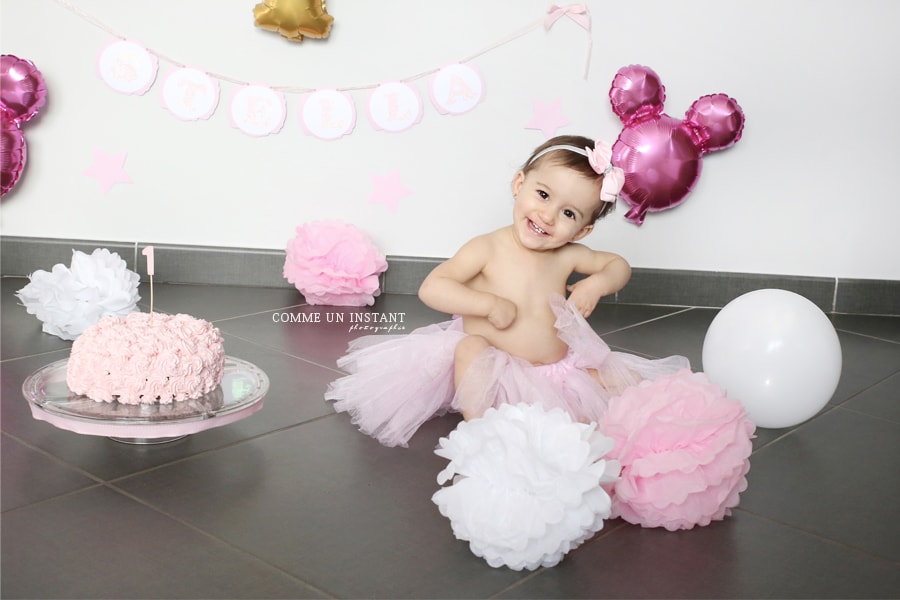 enfant studio - photographe bébé studio - shooting à domicile gâteau smash the cake - anniversaire - 1er anniversaire bébé - photographe a domicile anniversaire smash the cake - photographie bébé