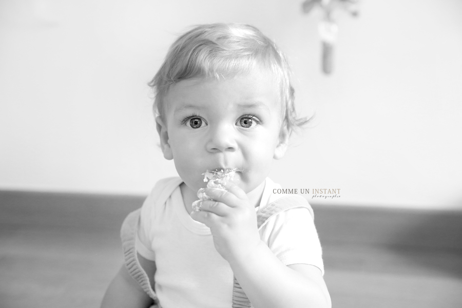 bébé en train de jouer, anniversaire , reportage photographe enfant, gâteau smash the cake, photographe bébé, photographe professionnelle de smash the cake, bébé studio, smashing the cake, photographe à domicile enfant studio, photographe a domicile noir et blanc