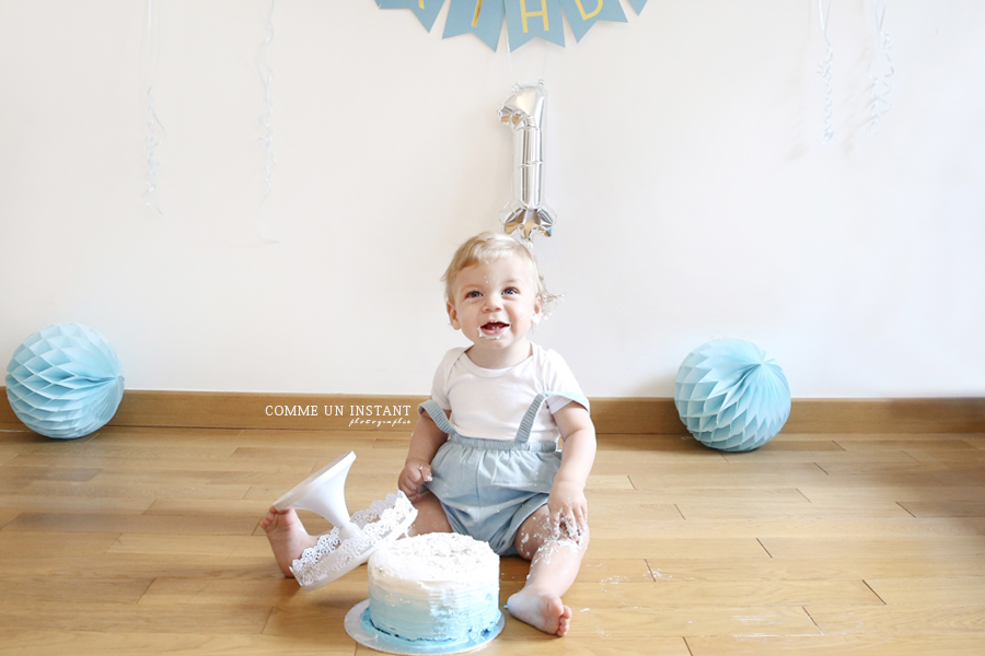 bébé aux yeux bleus - anniversaire - enfant studio - bébé en train de jouer - reportage photographe smashing the cake - bébé - enfant - shooting à domicile smash cake en centre ville de Alfortville (94140 Val de Marne 94) et sa région - photographe a domicile gâteau smash the cake - photographie bébé studio