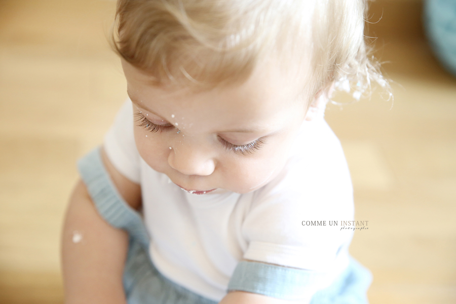 enfant studio, enfant, photographe pro smashing the cake, shooting à domicile bébé, reportage photographe smash cake en plein coeur de Paris (75000 Paris 75) et sa région, shooting anniversaire, photographe à domicile bébé studio, gâteau smash the cake, bébé aux yeux bleus, bébé en train de jouer