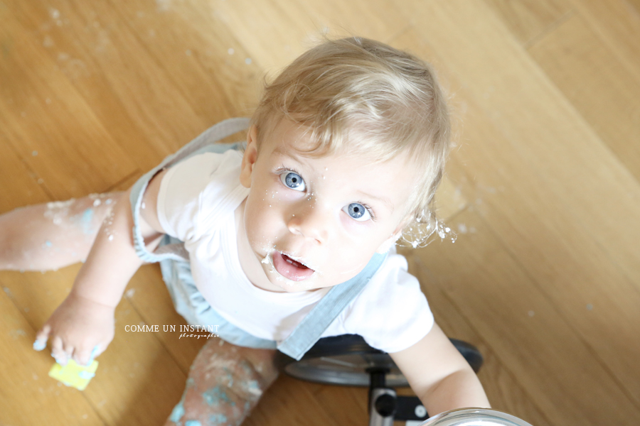 gâteau smash the cake, enfant studio, shooting smashing the cake, bébé, bébé aux yeux bleus, enfant, shooting bébé studio, photographe a domicile bébé en train de jouer, photographe de 1er anniversaire en plein coeur de Levallois Perret (92300 Hauts de Seine 92), photographe a domicile anniversaire