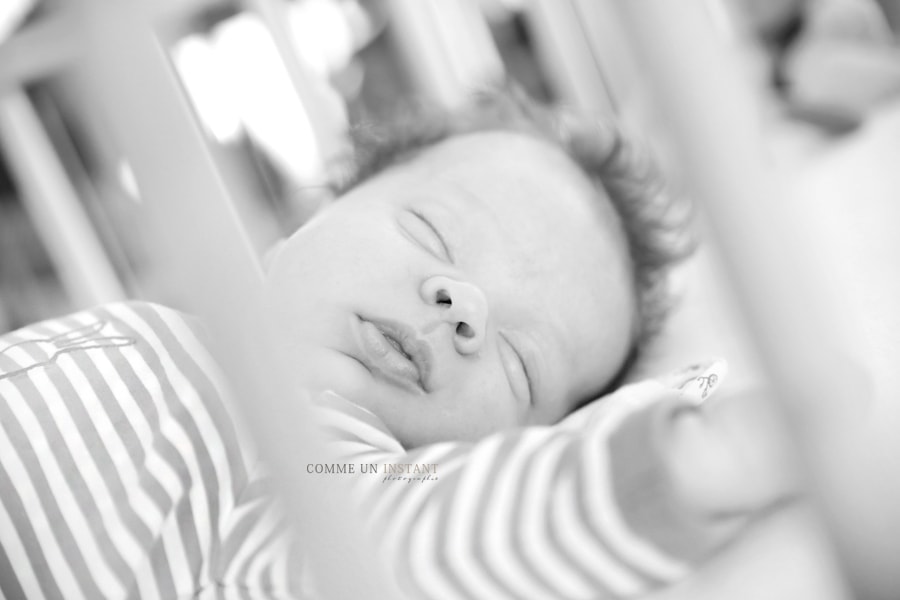 bébé aux yeux verts, noir et blanc, photographe a domicile bébé, bébé aux yeux bleus, bébé studio, photographie bébé, photographe à domicile bébé en train de dormir