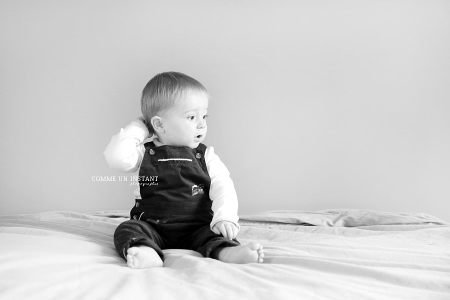 photographe professionnelle bébé - photographie noir et blanc - photographie de bébé - enfant studio - photographe enfant - bébé studio - bébé en train de jouer