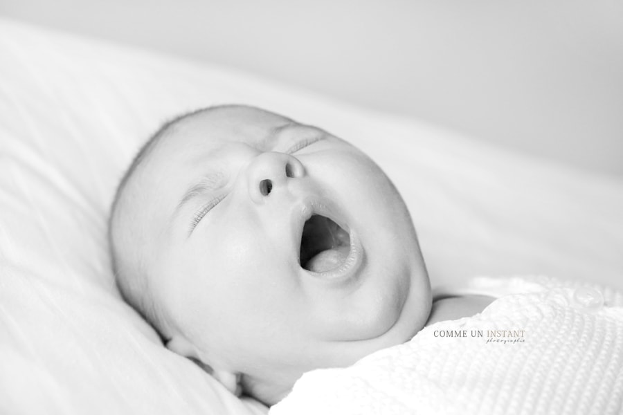 nouveau né - bébé studio - reportage photographe bébé - bébé aux yeux bleus - noir et blanc - photographe à domicile pour bebe à Franconville (95130 Val d'Oise 95) - photographie nouveau né studio